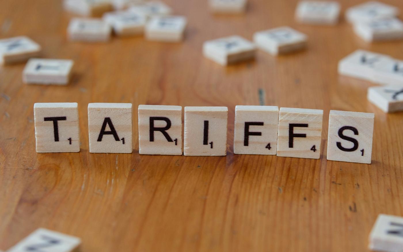 A wooden block spelling tarifs on a table by Markus Winkler courtesy of Unsplash.